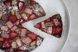 schokoladiger Rhabarber-Erdbeer-Kuchen