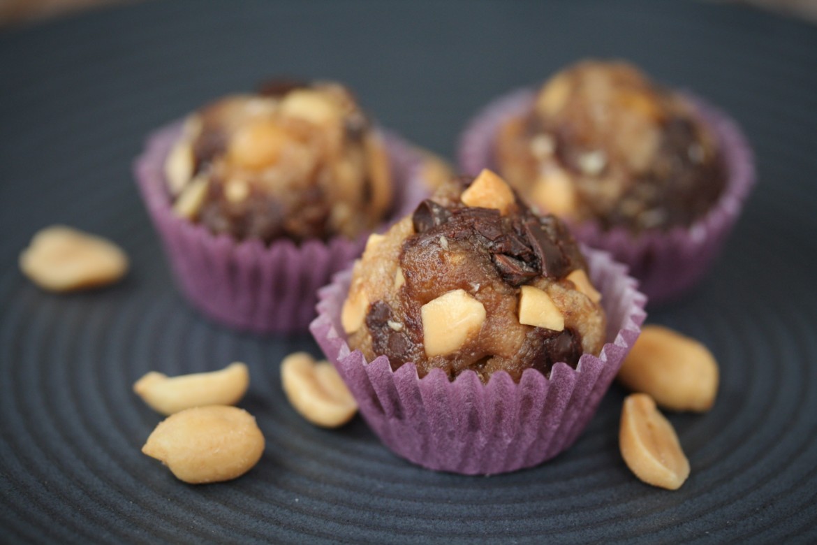 Erdnuss-Karamell-Schoko-Rohkost-Pralinen mit Bananen - Ehrlich und Echt