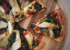 Artischocken-Spinat-Pizza