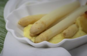 weißer Spargel mit veganer Sauce Hollandaise