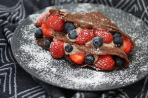 Kakao-Palatschinken mit Erdbeer-Cashew-Creme