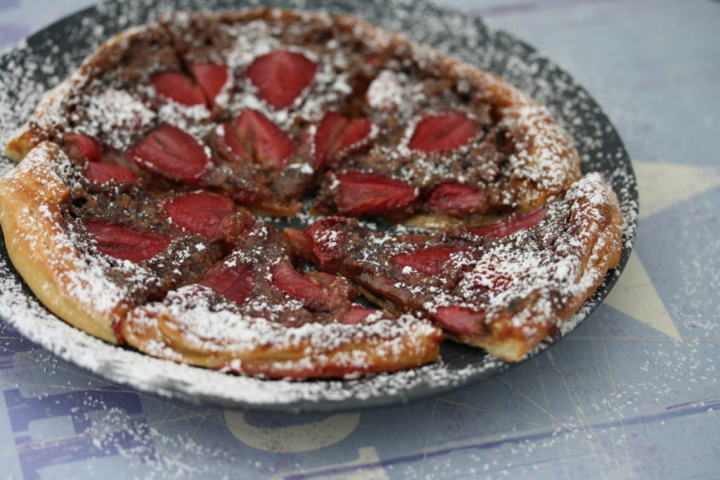 süße Erdbeer-Nougat-Pizza