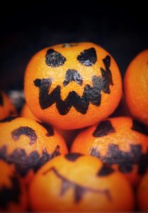 Mandarinen-Kürbisse für Halloween