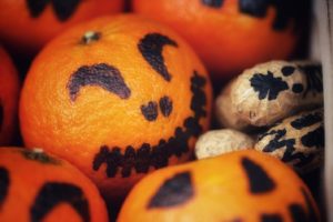 Mandarinen-Kürbisse für Halloween