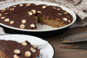 heller Zuchinikuchen mit Marillenmarmelade und Schokoglasur