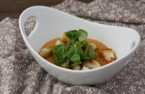 Süßkartoffelcremesuppe mit knusprigem Brot und Vogerlsalat