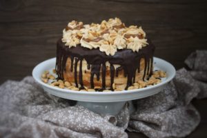 Schokoladen-Erdnuss-Torte mit Karamell