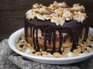 Schokoladen-Erdnuss-Torte mit Karamell