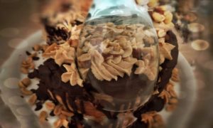 Schokoladen-Erdnuss-Torte mit Karamell