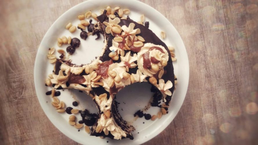 Schokoladen-Erdnuss-Torte mit Karamell